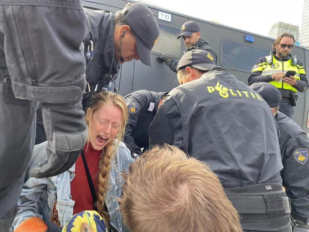 Pijn bij demonstrant die zich heeft vastgeketend aan een houtblok.