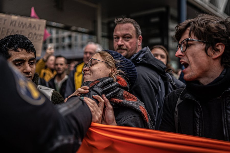 politieagent grijpt vreedzame activist bij de keel